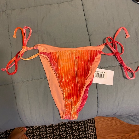 Dippin Daisys brand new bikini, never worn - Picture 6 of 10